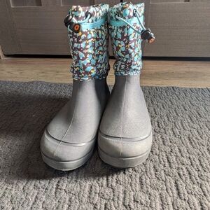 Bogs Kids' Blue and Gray Patterned Boots